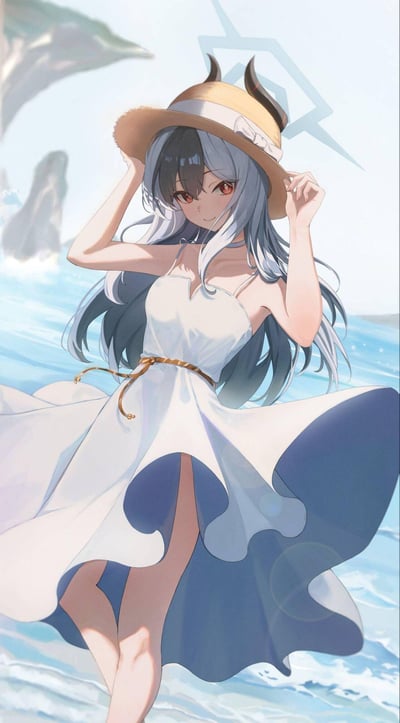 这是一张《蔚蓝档案》角色黑馆晴奈的夏日同人插画，画面里晴奈身着白色吊带连衣裙，戴着草帽站在海边，双手扶着帽子，红眸带着温柔的笑意，海风扬起她的灰蓝色长发与裙摆，背景是波光粼粼的海面与礁石，整体氛围清新治愈，充满夏日海滨的闲适感。
