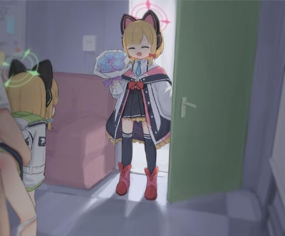 动漫风格插画中，一位金发猫耳少女穿着带有红色蝴蝶结的白色与粉色相间的制服，手捧着一束蓝紫色的花束，面带微笑地站在打开的绿色门后。她的头上有一个粉色的光环效果，阳光从她身后的门外照射进来。房间内，另一位有着相同猫耳特征的少女背对着镜头，她的头上有绿色的能量环在旋转。房间内有一个粉色的沙发和紫色的墙壁，整体氛围温馨可爱。