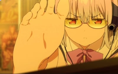 图中是原创动画《SSSS.GRIDMAN》中的角色新条茜，她佩戴着黄色镜片的眼镜，红瞳眼神锐利，眉头紧皱，表情严肃，伸出一只手掌挡在身前，整体画面被暖黄色调笼罩，传递出强烈的压迫感与认真严肃的气场，常被用作表达不满、警告或认真态度的表情包。