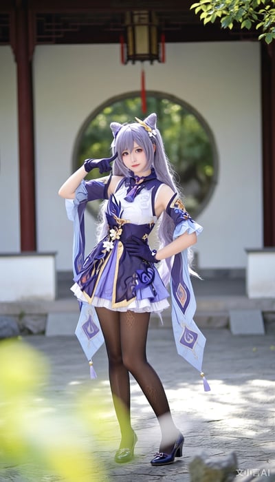 图片中是一位身着《原神》角色刻晴服饰的cosplayer，站在传统中式园林的场景中。背景可见圆形月洞门、悬挂的灯笼及绿植，营造出古色古香的氛围。cosplayer身着蓝紫色为主的精致服装，搭配猫耳发饰、紫色长发及黑色长袜，姿态自信从容，左手叉腰，右手轻触太阳穴作敬礼状。右下角有水印“文小言AI”。