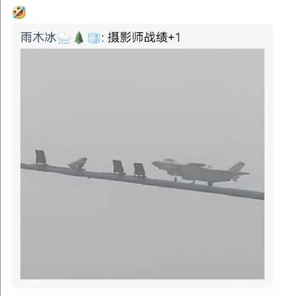 社交媒体截图，显示用户"雨木冰"发布的内容，配文"摄影师战绩+1"。图片主体是一架战斗机停在跑道上，旁边有几把椅子和一个疑似正在拍摄的人。整体画面采用灰白滤镜处理，营造出一种幽默的氛围，暗示摄影师成功拍到了战斗机。