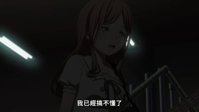 图片展示了一个动漫风格的女孩，她有着棕色长发，穿着白色短袖校服，站在昏暗的环境中。背景中有荧光灯照明，女孩表情困惑，眼睛睁大，嘴巴微张，似乎在表达不解。她手中拿着一把吉他，图片底部有文字"我已经搞不懂了"，进一步强调了她的困惑情绪。