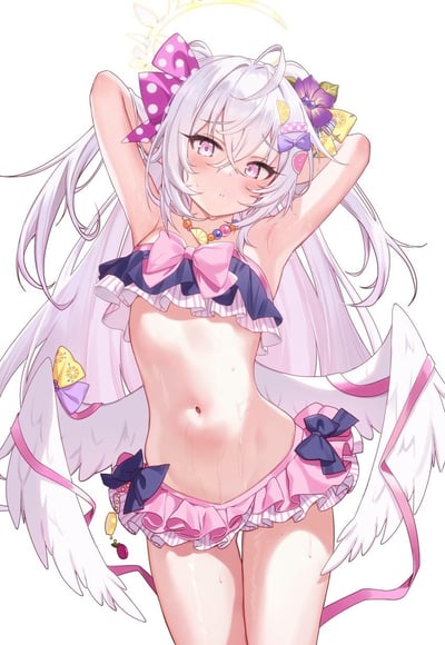 这是一幅二次元风格的原创同人插画，描绘了游戏《蔚蓝档案》中的角色下江小春的夏日泳装造型。角色拥有渐变银白长发，头顶佩戴波点蝴蝶结与柠檬切片造型的发饰，背后生有白色天使翅膀，头顶悬浮着天使光环；身穿粉蓝撞色的荷叶边分体泳装，身体表面带有明显的水珠，仿佛刚从水中出来或是被水打湿，双手举过头顶放在脑后，脸上带着羞涩泛红的表情，整体画面清新可爱，充满了夏日的清爽氛围。