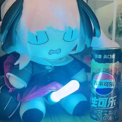 这是一张ACG爱好者自制的整活梗图，将《原神》角色流浪者（散兵）的Fumo周边玩偶摆放在桌面，在玩偶腿间放置了一根发光的荧光棒，旁边搭配一罐百事无糖生可乐，冷色调灯光加持下，利用荧光棒的位置制造出低俗暗示的滑稽视觉效果，结合当下流行的生可乐元素，玩梗趣味拉满。

注：图中利用荧光棒的摆放位置制造了不雅的视觉暗示，属于低俗搞怪的整活笑点。