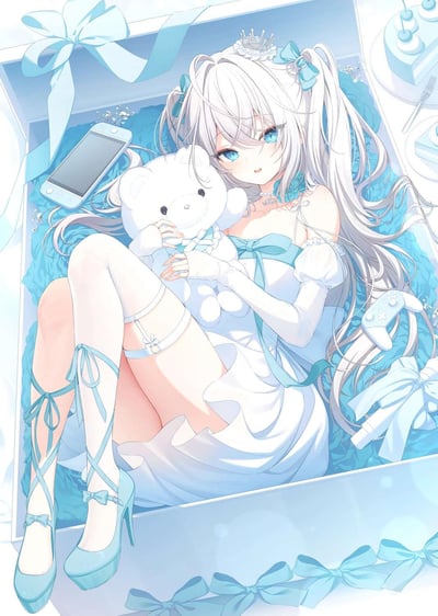 画面呈现了一位银发双马尾的少女，身着白蓝配色的公主风服饰，头戴精致小皇冠，正躺在装饰着浅蓝色丝带的礼盒中，怀里紧紧抱着一只白色小熊玩偶。礼盒内部铺着蓬松的蓝色填充物，少女周围还摆放着掌机、游戏手柄等物品，整体色调以白蓝为主，清新柔和，充满梦幻治愈的氛围，仿佛是一份精心准备的专属礼物。