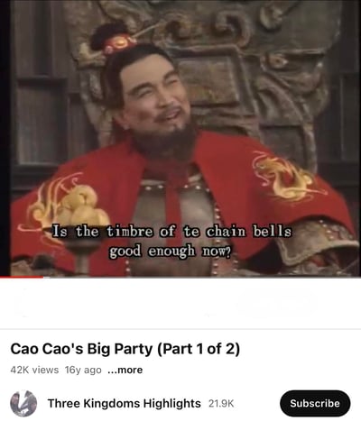 这是94版电视剧《三国演义》中曹操的经典场景截图，被海外用户剪辑成视频发布在YouTube平台，视频标题为《Cao Cao's Big Party (Part 1 of 2)》。画面里曹操穿着绣有龙纹的红色披风，表情得意戏谑，视频配上的英文字幕出现拼写错误，将“the”误写为“te”，台词为“Is the timbre of te chain bells good enough now?”，原本严肃的历史剧场面因错误字幕变得滑稽搞笑，属于海外三国爱好者的二次整活内容。