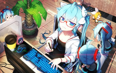 插画描绘了一位蓝发猫耳少女戴着红框眼镜，坐在电脑前专注工作的场景。她穿着白色外套，左手操作键盘，右手持笔在纸上写字，表情略显疲惫却依然认真。桌面上有发光键盘、鼠标、黄色咖啡杯和粉色时钟。背景中可以看到几株绿色植物和瓷砖地板，还有迷你版的蓝发少女从电脑屏幕后探出头张望，以及一个黄发少女在远处奔跑。整个画面色彩明亮，细节丰富，营造出轻松又专注的办公氛围。