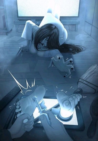 这是一张充满反差感的恶搞创意P图，画面上方是经典恐怖IP《午夜凶铃》中的贞子，她正按照设定从老式电视里爬出，然而下方的画面却是一双手用触控笔在平板上模拟挠脚的动作，通过视觉错位的巧思，让贞子仿佛正被挠脚折磨。她表情扭曲、眉头紧皱、大张着嘴，身体前倾挣扎，一只手向前伸出，呈现出痛苦不堪、想要躲开的姿态，地面散落的纸张和昏暗的房间背景原本营造的恐怖氛围，被这个整蛊行为彻底消解，形成了强烈的搞笑反差，将恐怖形象塑造成了被整蛊的可怜角色，充满趣味和解构感。