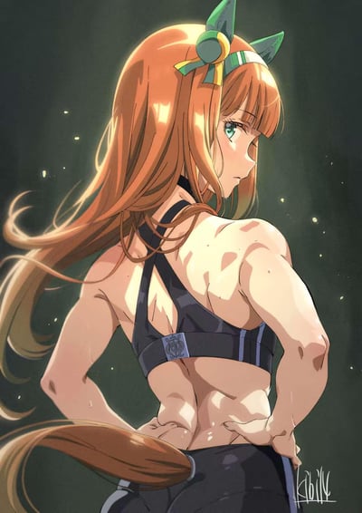 这是一幅《赛马娘Pretty Derby》的同人原创插画，刻画了角色无声铃鹿训练结束后的模样。她穿着黑色运动内衣与紧身运动裤，背部、手臂的肌肉线条紧致流畅，皮肤上挂着训练后的汗珠，充满力量感。橘色长发在暖光下泛着柔和光泽，搭配标志性的绿色马耳头饰与身后的马尾巴，明确了她赛马娘的身份。她侧头回望，碧绿的眼眸带着训练后的疲惫却又透着坚定，暗调背景里的细碎光点烘托出训练后的沉静氛围，整体画面兼具二次元的柔美与运动的力量感。