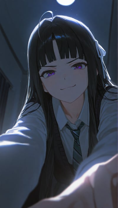 在昏暗的室内环境下，一位留着齐刘海的黑发长发少女身着白衬衫、针织背心与条纹领带，紫水晶般的眼眸噙着泪光，脸上露出一丝带着诡异感的微笑，身体前倾凑近观看者。画面通过侧光打光突出了她的面部神情，营造出一种兼具暧昧与压迫感的病娇氛围。