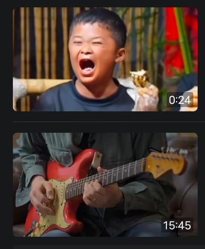 这是一张上下拼接的对比图，展示了两个不同的音乐表演瞬间。上图中，一个男孩在竹制背景前张大嘴巴，表情激动地呐喊，右上角显示时间为0:24；下图中，一位穿着绿色外套的人正在专注地弹奏红色电吉他，右下角显示时间为15:45。两张图片形成鲜明对比，可能暗示着音乐表演从开始到投入的过程变化。