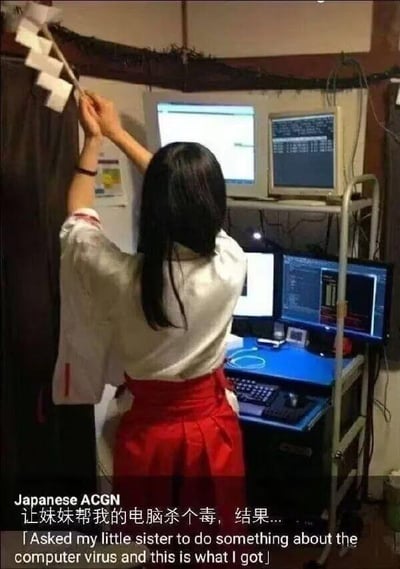图中展示了一位穿着神道教巫女服饰的女生背对着镜头，双手举着神道教仪式用的道具，在摆放着多台电脑的桌前进行驱邪仪式。下方配文为“Japanese ACGN 让妹妹帮我的电脑杀个毒，结果...「Asked my little sister to do something about the computer virus and this is what I got」”。这张图利用了中文“杀毒”的双关含义：既指清除电脑病毒的操作，也指用宗教仪式杀除邪祟，妹妹误解了“杀毒”的意思，用驱邪仪式来“处理”电脑病毒，制造出强烈的反差感和搞笑效果。