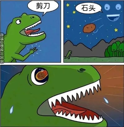这是一幅三格连环漫画，以幽默方式演绎石头剪刀布的故事。第一格（左上）：绿色恐龙张开大嘴，露出尖牙，右手做出剪刀手势，对话框写着“剪刀”，表情兴奋。第二格（右上）：夜空背景下，一块棕色石头带着笑脸，对话框写着“石头”，下方有一只小恐龙仰头看着。第三格（下方）：绿色恐龙的特写，眼睛瞪大，瞳孔中映出石头的影像，嘴巴大张露出尖牙，额头冒汗，表情极度震惊。通过恐龙出剪刀被石头克制的情节制造笑点。