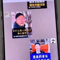 这是一张竖屏的拼贴讽刺梗图，采用上下分栏的对比构图：上方是一位情绪激动的家长，配文“为什么别人家孩子那么聪明”，表现出典型的攀比心态；下方是一位神态平静的人，被标注“愚蠢的家长”；顶部还有醒目的文字“孩子不能攀比 攀比不懂说话”，用反讽的手法，直接点出这种攀比孩子的行为是错误且愚蠢的，讽刺了部分家长盲目攀比孩子的教育误区。