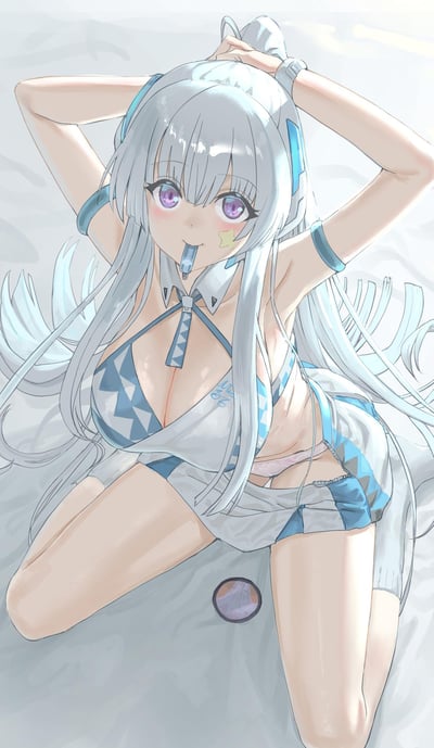 图中是一位银发紫瞳的二次元少女，她趴在浅色的平面上，双手举过头顶交握，嘴里叼着一支蓝色的冰棒，脸颊上贴着黄色星星贴纸，穿着蓝白配色的清凉露肤服饰，露出粉色内搭，眼神柔和带着羞涩感，整体风格清新软萌，传递出夏日的清爽氛围。