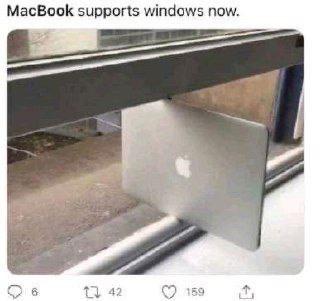这是一张利用视觉错位打造的搞笑梗图，一台苹果MacBook笔记本被放置在窗台下方，从特定角度拍摄后，看起来仿佛是卡在了窗户（windows）内部。图片上方配文“MacBook supports windows now.”，玩了一个巧妙的英文双关：“windows”既指微软的Windows操作系统，也指现实中的窗户，字面意思是MacBook现在“支持窗户”，实际是调侃苹果电脑可以安装Windows系统，通过视觉错位让这个双关梗变得更加具象、有趣，让人会心一笑。