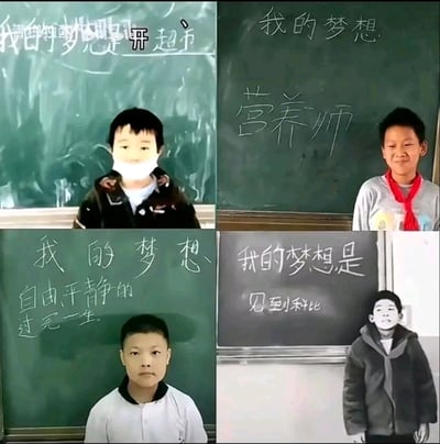 这是一张由四张实拍图片拼接而成的正方形图，每一张图都展示了一名小学生站在教室黑板前，黑板上书写着他们各自的梦想：左上的男孩戴着口罩，黑板上写着“我的梦想是开超市”，他表情平静地站在黑板前；右上的男孩系着红领巾，黑板上写着“我的梦想 营养师”，他面带笑容，看起来很开心；左下的男孩黑板上写着“我的梦想 自由平静的过完一生”，他表情严肃，显得很沉稳；右下的男孩的图片是黑白的，黑板上写着“我的梦想是 见到科比”，科比已经意外离世，这个梦想带着一丝遗憾的意味，整体展现了孩子们不同的、充满童真与个性的梦想。