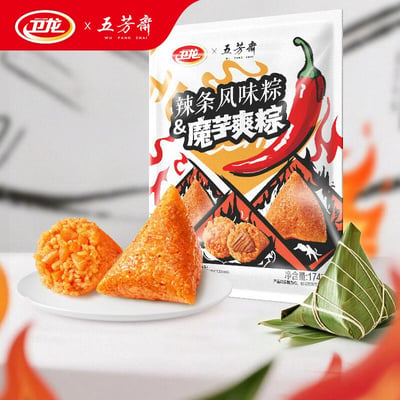 这是一张卫龙与五芳斋联名推出的辣条风味粽和魔芋爽粽的产品宣传图。图片中央展示了产品包装袋，包装袋以白色为底色，配以红色和橙色的火焰图案，突出辣味主题。包装袋上印有醒目的产品名称“辣条风味粽 & 魔芋爽粽”，旁边有一个鲜红的辣椒图案。包装袋前方摆放着两个粽子实物，呈现出诱人的橙红色，显示出辣条风味的特点。图片左上角有卫龙和五芳斋的品牌标志，表明这是两大品牌的联名产品。整体设计风格活泼醒目，色彩对比强烈，突出了传统粽子与现代辣味零食的创新结合。