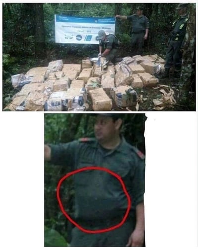 这是一组上下拼接的趣味梗图，上图呈现的是丛林环境中的缉毒执法现场：数名身着制服的军警人员正在处理地面上大批用包装纸包裹的方形物品，背景悬挂着写有西班牙语行动标语的横幅，显示这是2019年的一次边境联合缉毒行动；下图则是截取上图中一名伸手指向横幅的军警的上半身，用红圈特意标注出他突出的肚腩，结合上图的查获物品，形成了搞笑的反差暗示，调侃该军警仿佛将查获的违禁品藏在了衣服里，以此制造出幽默的趣味效果。