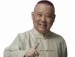 图片中是一位面带微笑的老人，身着浅色唐装，背景为纯白色。老人右手竖起大拇指，姿态亲切自然，整体给人积极正面的感觉。