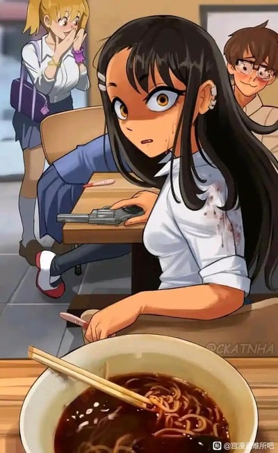这是一张对动漫《不要欺负我，长瀞同学》的二次创作P图，将原作轻松的校园日常改造成充满诡异紧张感的场景：主角长瀞早濑衬衫带有疑似血迹的痕迹，手持的餐具形似刀具，面露惊恐；后方的前辈手持手枪，脸上却带着羞涩的红晕；一旁的学妹则惊讶地捂嘴围观。面前的面碗里深色的汤汁搭配面条，看起来像“血汤”，整体营造出刚发生冲突的错觉，是对原作风格的颠覆性暗黑改编。