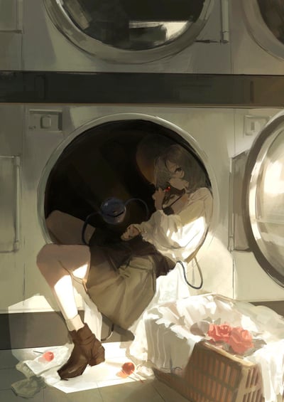 插画中，一位短发少女蜷缩在洗衣机的圆形舱门内，身着宽松的白色衬衫与棕色短裙，脚踩棕色短靴。她手持一个蓝色的小型装置（疑似老式相机或玩具），侧头凝视着一侧，神情宁静而略带沉思。阳光从右侧斜射而入，在她的衣物和周围空间投下斑驳的光影。洗衣机周围堆放着白色的衣物和一个装有粉色玫瑰花的篮子，背景中可见多台并排的洗衣机舱门，整体营造出一种日常场景中融入奇幻元素的治愈氛围。