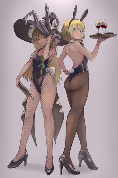 插画中展示了两位风格迥异的动漫女性角色。左侧角色为魔女风格，拥有金色长发，头戴带有蜘蛛腿装饰的宽大魔女帽，身穿黑色紧身衣搭配绿色蝴蝶结，下着鱼网丝袜，手持一把小刀，眼神魅惑。右侧角色为兔女郎风格，短发造型，头戴兔耳发箍，身穿露背黑色紧身衣，搭配深色丝袜和高跟鞋，正端着一个放有三杯红酒的托盘，表情清纯。两位角色背靠背站立，形成鲜明对比又和谐统一的视觉效果。