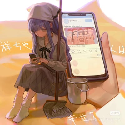 一幅动漫风格插画，描绘了一位紫色长发的少女，她戴着灰色的帽子，穿着灰色的连衣裙，正低头专注地看着手中的智能手机。少女身旁放着一把扫帚和一个水桶，似乎刚完成打扫工作。手机屏幕上显示着一条来自"MyGO!!!!!"的圣诞祝福："Merry Christmas!!!!!!"，并配有一张五个戴着圣诞帽的女孩的合影。背景采用温暖的橙黄色调，营造出温馨的节日氛围。画面左侧有手写风格的日文文字"祥ぐ"，意为"祥和"或"安宁"。