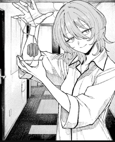 这是一张黑白漫画静态截图，出自漫画《电锯人》，画面中核心角色玛奇玛身着宽松衬衫，在带有方格地板的室内走廊中双手摆弄翻花绳，脸上带着狡黠的微笑，结合角色在作品中拥有操控他人的设定，这个看似日常的动作也带有一丝独特的压迫感与神秘感。