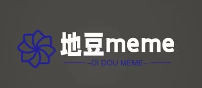 这是一张静态的品牌标识图，整体采用深灰色作为背景，视觉风格简洁现代。画面左侧是一个由蓝色单线条勾勒而成的多瓣花朵样式图标，造型对称规整；画面中部是醒目的白色文字，其中“地豆”为粗体中文，“meme”为无衬线英文，二者组合形成品牌名称；在品牌名称下方，有一条蓝色短横线，横线中间配有蓝色的“-DI DOU MEME-”英文标识，与上方的中文品牌名形成对应，整体为图文混排的构图形式，清晰传递出品牌的名称与视觉符号。