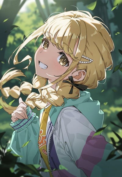 插画中是一位金发双马尾少女，她站在森林中，阳光透过树叶洒在她身上。少女有着明亮的大眼睛和甜美的微笑，正微微仰头，一只手轻轻抓着自己的发辫。她穿着一件绿色和灰色相间的连帽外套，里面是一件黄色的T恤。背景是茂密的绿色树林，营造出清新自然的氛围。