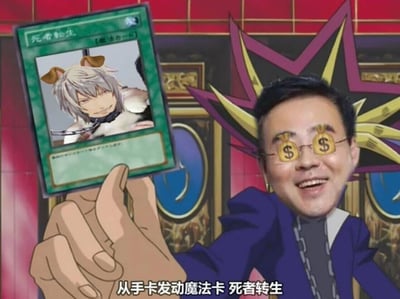 这是一张基于经典动画《游戏王》场景的二次创作恶搞P图，将动画中发动魔法卡的角色脸部替换为佩戴美元符号眼镜、开怀大笑的真人面孔，角色手中的魔法卡“死者转生”的卡面被替换为一名白发兽耳的二次元角色，画面底部保留了动画原台词“从手卡发动魔法卡 死者转生”。作品结合了二次元ACG元素与现实金钱梗，通过夸张的视觉效果制造笑点，既玩了游戏王中“复活”类卡牌的梗，又用美元符号眼镜暗示对金钱的追逐，属于圈内趣味向的搞笑创作。