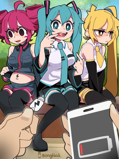 三个VOCALOID角色坐在户外草地上，中间的蓝发角色（初音未来）做出俏皮表情，左边粉发角色显得害羞，右边金发角色表情无奈。前景中有一只手拿着电量极低的手机，另一只手拿着带有闪电标志的充电宝。