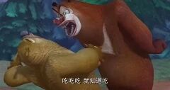 图片展示了《熊出没》动画中的经典场景：森林背景下，棕色的熊大（熊大）面露愤怒，张大嘴巴训斥下方的黄色熊二（熊二），熊二则呈现出委屈躲闪的姿态。画面中央配有文字“吃吃吃，就知道吃”，直观展现了熊大对熊二贪吃行为的不满，整体场景充满动画特有的夸张表现力和喜剧效果。