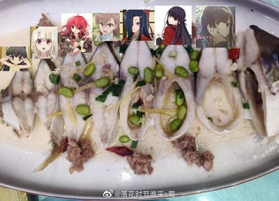 这是一张经过创意P图的趣味图片，画面主体是一盘烹饪完成的分段蒸鱼肉，鱼肉被切成数段整齐摆放在椭圆形瓷盘中，表面搭配了毛豆、姜丝、葱段、干辣椒和肉末作为配料，盘中还有蒸制后留下的汤汁。创作者将7个来自不同二次元作品的美少女头像，分别放置在每一段鱼肉的顶端位置，利用视觉错位的效果，让动漫人物头像看起来像是这盘鱼的“鱼头”，将美食元素与二次元角色结合，制造出荒诞又搞笑的反差感，给人新奇有趣的视觉体验。