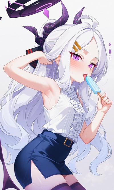 图中是游戏《蔚蓝档案》的角色空崎日奈，她有着银白长卷发、带有纹路的紫色恶魔角与深色光环，身着白色无袖荷叶边上衣搭配深蓝色开叉短裙与紫色长袜。她正舔着一支融化的蓝色冰棒，一只手撩起头发，脸上带着红晕和汗珠，看起来因天气燥热而在解暑。<br>图右侧的日文文字为「あ…暑い…」，翻译为“啊…好热…”，没有双关、谐音梗或暗示内容。