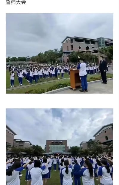 这是一组展现校园誓师大会的上下对比照片，利用拍摄视角制造出趣味错觉：
上图从讲台方向拍摄，一名学生站在讲台后，台下大批身着蓝白校服的学生举着手，看起来正郑重地对着该学生宣誓；
下图切换到学生群体的视角，才发现讲台对应的位置其实是学校建筑的入口，根本没有宣誓的对象，形成了“学生对着空气宣誓”的搞笑反差，调侃了校园里有些形式化的集体活动。