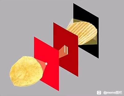 这是一张利用视觉错位原理创作的趣味P图，画面模拟了小孔成像的装置：最左侧是一片普通的平面薯片，中间设置了带“小孔”的红色挡板结构，在最右侧的黑色区域里，呈现出的却是一片波纹薯片。通过视觉错觉，营造出普通薯片经过“小孔”后“变形”为波纹薯片的搞笑效果，充满脑洞和创意，利用视觉欺骗制造趣味笑点。