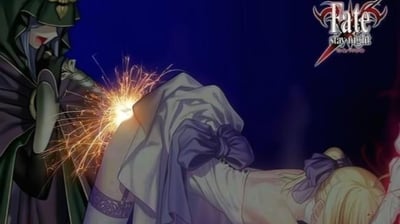 这是文字冒险游戏《Fate/stay night》的游戏CG画面，画面左侧的Caster（美狄亚）发动攻击，攻击命中右侧Saber（阿尔托莉雅·潘德拉贡）的腿部位置，迸发出明亮的火花，Saber弯腰呈现出被攻击后的受创姿态，整体氛围紧张激烈，还原了游戏中战斗剧情的冲突瞬间。