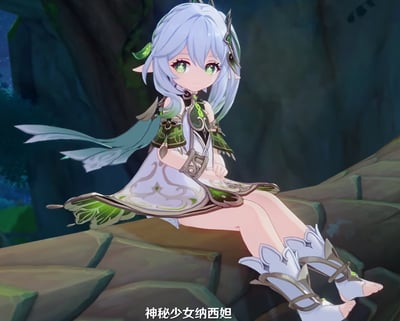 这是米哈游开放世界游戏《原神》中的角色纳西妲，她有着淡蓝渐变的长发、翠绿的眼眸与标志性的精灵耳，身着白绿配色的精致民族风服饰，正安静地坐在古朴的石台上，双脚放松地垂下，画面底部配有文字“神秘少女纳西妲”，整体氛围静谧柔和，完美展现出这位须弥草神温婉、纯净的气质。