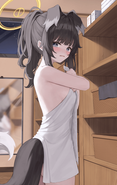 这是一张《蔚蓝档案》的同人原创插画，描绘了角色猫冢响在夜晚的储物更衣室场景中，仅用一条白色毛巾裹住身体，双臂抱在胸前，脸颊泛红，露出害羞又窘迫的神情。她的深色猫耳、尾巴与头顶的黄色光环清晰可见，背景里的星空、木质储物柜和洗护用品，烘托出私密的浴室/更衣室氛围，整体画面细腻地表现出角色的腼腆状态。
图中无谐音梗、双关或暗示内容。