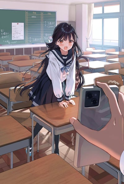 空荡的日系教室里，一位穿着水手服的黑发少女刚走进教室，头发还带着走动的风，却突然发现有人正用手机偷拍自己，瞬间露出又惊又气的表情，脸颊泛红，嘴巴大张，双手按在课桌上身体前倾，似乎在质问偷拍者。前景中拿着手机的手，线条显示出紧张的状态。后方黑板上是日文的日程表，标注了开学典礼、三连休、下月学园祭等校园安排，整体是充满日系校园氛围的二次元AI插画。