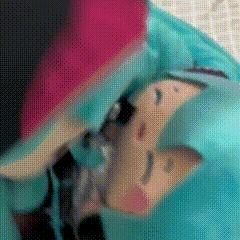 这是一段动态GIF，画面里两个初音未来的毛绒玩偶正在互动，其中一个戴着黑粉配色的帽子，它们相互贴近、蹭动，动作看起来既像打闹又带着亲昵感，整体风格软萌治愈，很适合用来传递可爱的情绪。