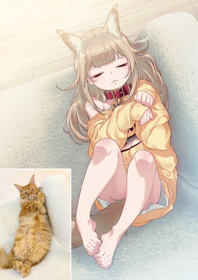 图中主要展示了一个动漫风格的猫耳少女，她有着金色长发和猫耳，穿着黄色的宽松毛衣，正蜷缩在浅色沙发上，双臂交叉抱在胸前，双眼紧闭，表情略显困倦。左下角有一个小图，是一只橘色的猫以几乎完全相同的姿势蜷缩在沙发上，形成了有趣的姿势对比。