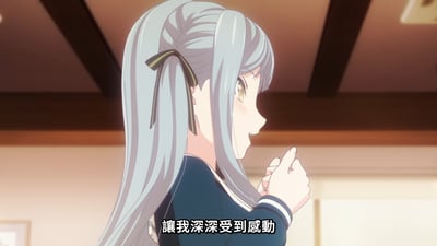 这是动画《MyGO!》中的一个场景截图，展示了一位银发少女的侧脸。她有着长长的银色头发，用黑色蝴蝶结束起部分发丝，身穿深蓝色的校服。少女双手交握于胸前，侧脸望向一旁，眼神中带着温柔与感动，画面下方配有字幕“讓我深深受到感動”，整体氛围温馨而触动人心。