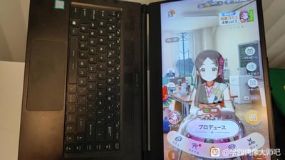 这张图片呈现了一台打开的黑色笔记本电脑，其屏幕展示着日系偶像养成手游《学园偶像大师》的主界面。画面中心是一位身着和风服饰、发间别着粉色花饰的二次元少女，她面带温和微笑，作为看板角色呈现在界面中。界面上分布着各类日文功能按钮，涵盖礼物、任务、成就、商店、培育等游戏核心功能，顶部显示了玩家的等级（LV55）、游戏内货币、体力值等资源信息，背景是带有窗户与黑板的温馨室内场景，整体风格贴合偶像养成游戏的治愈系调性。