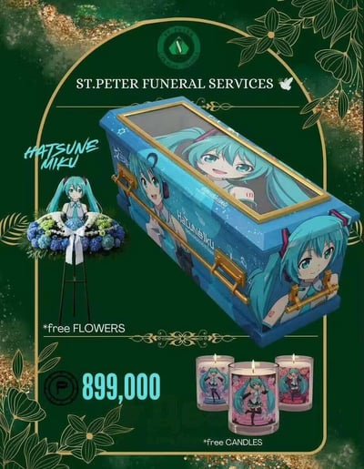 这是一张充满恶搞趣味的虚构殡葬服务广告图，以ST.PETER FUNERAL SERVICES的名义推出初音未来主题定制棺材：棺材通体印满虚拟偶像初音未来的不同形象，搭配金色把手，售价标注为899,000（货币样式为菲律宾比索），购买即赠送同款主题花圈和印有初音未来图案的纪念蜡烛。图中以深绿色为背景，搭配金色装饰元素，完全模仿正规殡葬套餐广告的排版与呈现形式，将原本严肃的殡葬服务与二次元虚拟偶像元素结合，形成强烈反差，用来调侃粉丝对初音未来的喜爱。