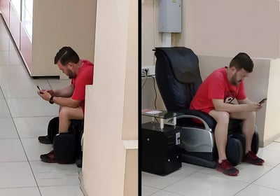 左侧画面中，一名穿着红色T恤的男子坐在行李箱上低头专注看手机，背景是瓷砖地面和楼梯；右侧画面中，同一名男子坐在黑色按摩椅上继续看手机，环境更为舒适。两张图片形成鲜明对比，展现了同一个人在不同场景下的相同行为。