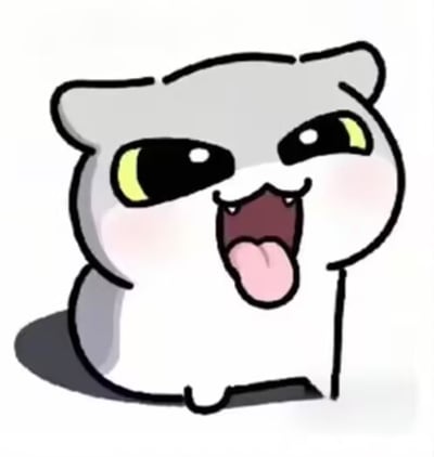 这是一张简约手绘风格的卡通猫咪表情包，主体是一只灰白色的Q版小猫，有着粗黑的轮廓线条，黄色的大眼睛，脸颊带淡淡的粉色红晕，正大大张开嘴巴吐出粉色舌头，露出两颗小巧的尖牙，表情看起来嚣张又透着搞怪得意的感觉，画面背景为纯白色，整体风格可爱魔性，适配聊天时表达各类活泼情绪。