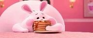 图片中是一只粉色的兔子玩偶，它正抱着一叠金黄色的pancakes，背景为柔和的粉色，带有圆形装饰元素，整体氛围可爱温馨。